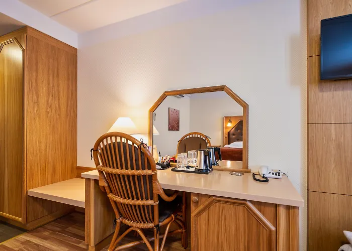 瓦罗尼亚酒店 4* 瓦萨