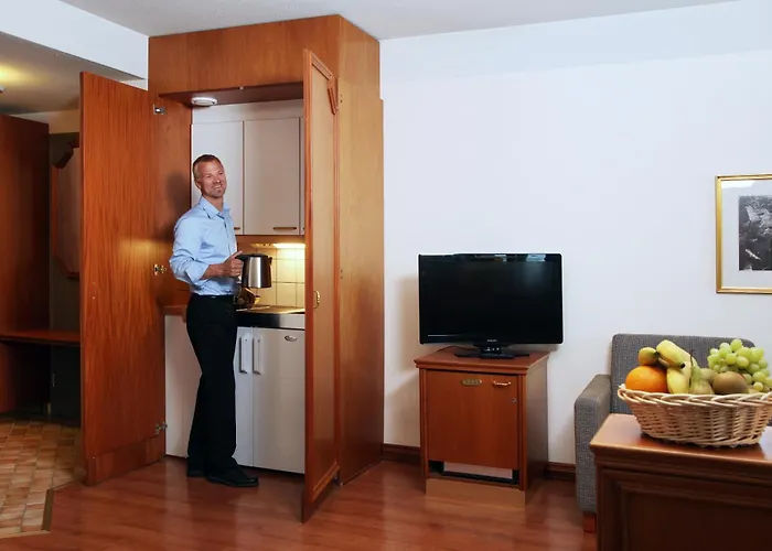 瓦罗尼亚酒店 4* 瓦萨